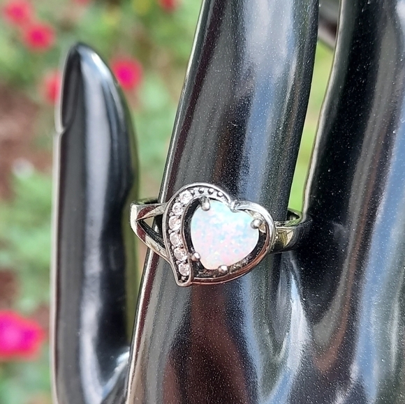 JUNXIN Heart Shape Opal Clear Rhinestones Size 11. - Picture 5 of 5